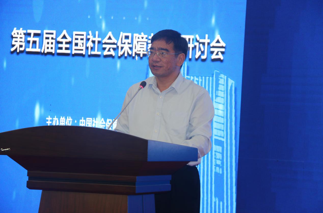 缪坤和副校长做总结报告.jpg