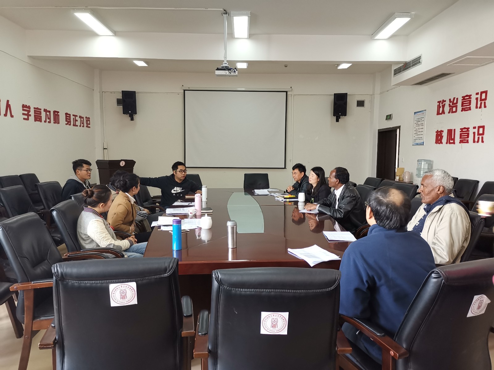 厄立特里亚阿斯马拉大学访问学者到公管黄色直播
交流访问2018.11.27.jpg